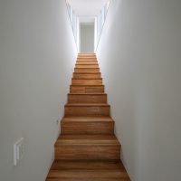 2층으로 올라가는 계단