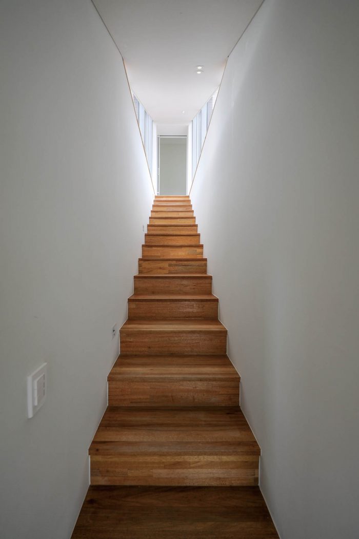 2층으로 올라가는 계단